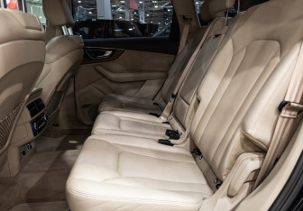 Подержанный автомобиль Audi Q7 2017 года (16 фото)