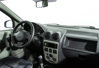 Подержанный автомобиль Renault Logan Sedan 2006 года (9 фото)