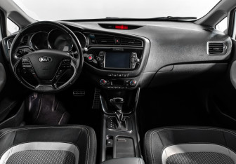 Подержанный автомобиль Kia Ceed Hatchback 2016 года (14 фото)