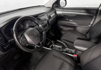 Подержанный автомобиль Mitsubishi Outlander 2018 года (9 фото)