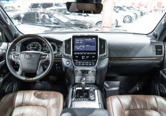 Подержанный автомобиль Toyota Land Cruiser Suv 2019 года (14 фото)