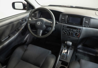 Подержанный автомобиль Toyota Corolla Hatchback 2006 года (7 фото)