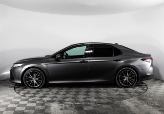 Подержанный автомобиль Toyota Camry Sedan 2020 года (10 фото)