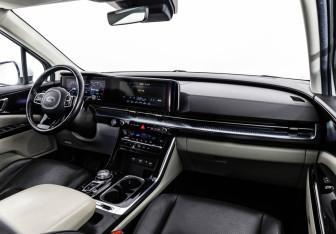 Подержанный автомобиль Kia Carnival 2021 года (9 фото)
