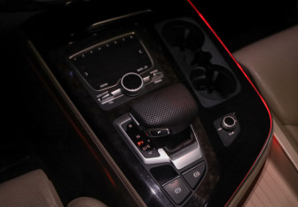 Подержанный автомобиль Audi Q7 2018 года (23 фото)