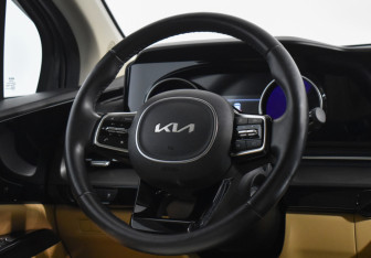Подержанный автомобиль Kia Carnival 2021 года (15 фото)