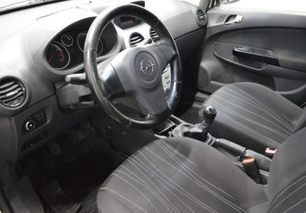 Подержанный автомобиль Opel Corsa 2010 года (10 фото)