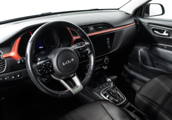 Подержанный автомобиль Kia Rio Hatchback 2021 года (11 фото)