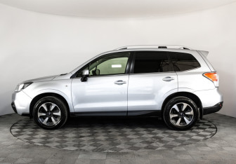 Подержанный автомобиль Subaru Forester Suv 2017 года (8 фото)