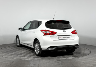 Подержанный автомобиль Nissan Tiida Hatchback 2015 года (7 фото)