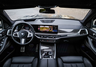 Подержанный автомобиль BMW X7 2023 года (10 фото)