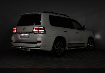 Подержанный автомобиль Toyota Land Cruiser Suv 2018 года (32 фото)