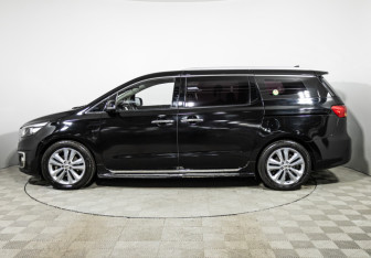 Подержанный автомобиль Kia Carnival 2017 года (8 фото)
