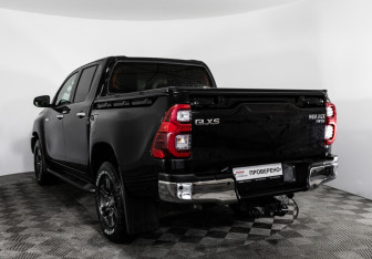 Подержанный автомобиль Toyota Hilux 2022 года (7 фото)
