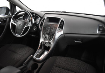 Подержанный автомобиль Opel Astra Hatchback 2013 года (10 фото)