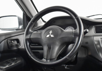Подержанный автомобиль Mitsubishi Lancer Sedan 2007 года (15 фото)