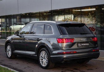Подержанный автомобиль Audi Q7 2015 года (7 фото)