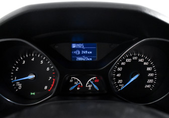 Подержанный автомобиль Ford Focus Wagon 2013 года (18 фото)