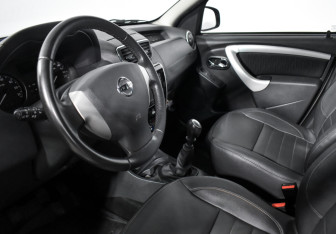 Подержанный автомобиль Nissan Terrano 2015 года (9 фото)