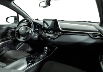Подержанный автомобиль Toyota C-HR 2019 года (9 фото)