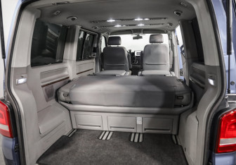 Подержанный автомобиль Volkswagen Multivan 2011 года (26 фото)