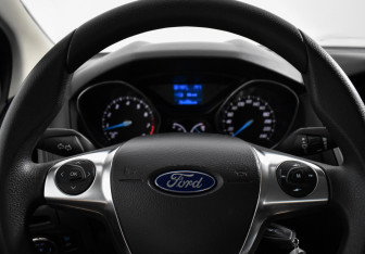 Подержанный автомобиль Ford Focus Sedan 2011 года (17 фото)