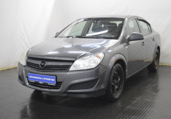 Подержанный автомобиль Opel Astra Sedan 2011 года (1 фото)