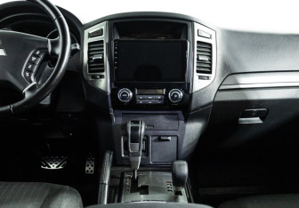 Подержанный автомобиль Mitsubishi Pajero 2015 года (14 фото)