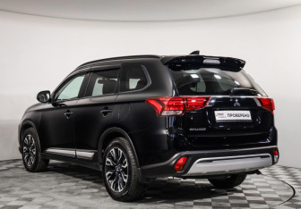Подержанный автомобиль Mitsubishi Outlander 2022 года (7 фото)