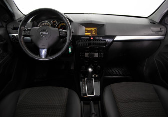 Подержанный автомобиль Opel Astra Hatchback 2010 года (9 фото)