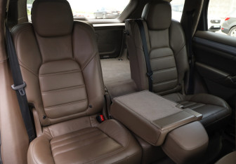 Подержанный автомобиль Porsche Cayenne 2010 года (29 фото)
