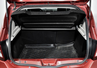 Подержанный автомобиль Renault Sandero 2016 года (16 фото)