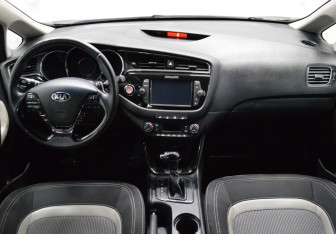 Подержанный автомобиль Kia Ceed Wagon 2018 года (14 фото)