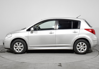 Подержанный автомобиль Nissan Tiida Hatchback 2013 года (8 фото)