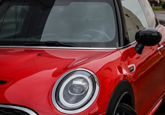 Подержанный автомобиль MINI Hatch 2020 года (2 фото)