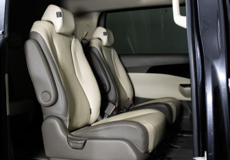 Подержанный автомобиль Kia Carnival 2020 года (18 фото)