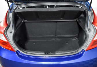 Подержанный автомобиль Hyundai Solaris Hatchback 2012 года (18 фото)
