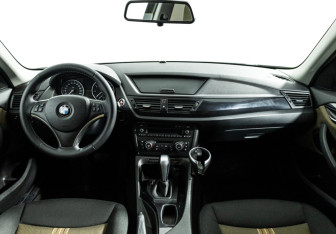 Подержанный автомобиль BMW X1 2011 года (13 фото)