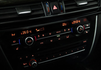 Подержанный автомобиль BMW X5 2015 года (20 фото)