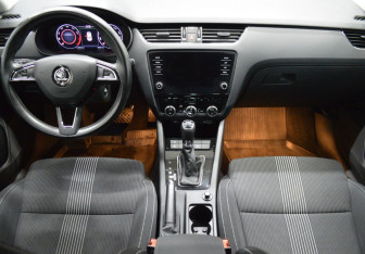 Подержанный автомобиль Skoda Octavia Liftback 2020 года (14 фото)