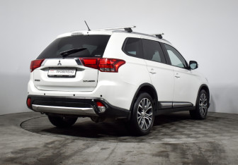 Подержанный автомобиль Mitsubishi Outlander 2016 года (5 фото)