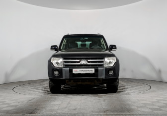 Подержанный автомобиль Mitsubishi Pajero 2011 года (2 фото)