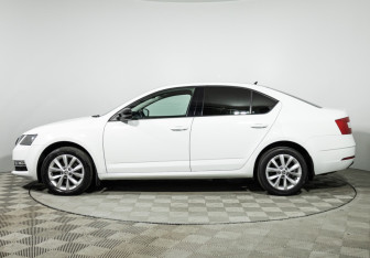 Подержанный автомобиль Skoda Octavia Liftback 2017 года (8 фото)
