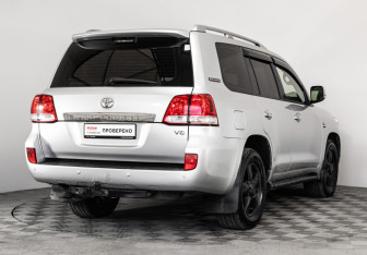 Подержанный автомобиль Toyota Land Cruiser Suv 2011 года (5 фото)
