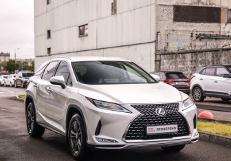 Подержанный автомобиль Lexus RX 2021 года (5 фото)