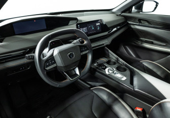 Подержанный автомобиль Changan UNI-V 2024 года (11 фото)