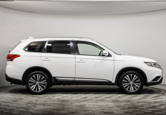 Подержанный автомобиль Mitsubishi Outlander 2019 года (4 фото)