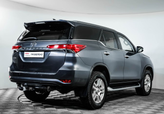Подержанный автомобиль Toyota Fortuner 2017 года (5 фото)