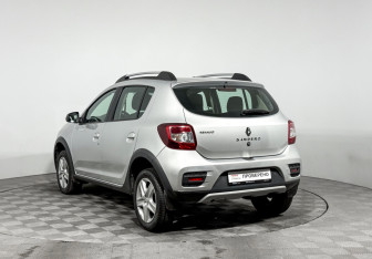 Подержанный автомобиль Renault Sandero 2018 года (7 фото)