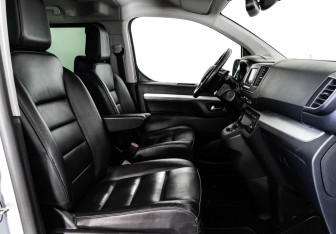 Подержанный автомобиль Peugeot Traveller 2020 года (18 фото)